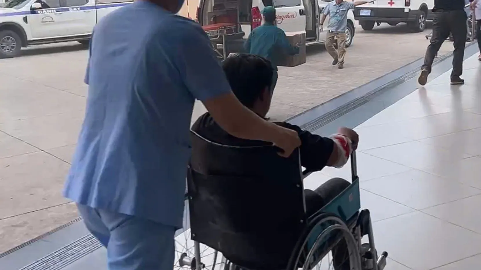 Diễn tập PCCC Bệnh Viện An Bình 2025 11 Nhân viên y tế sơ tán người bệnh ra khỏi khu vực cháy