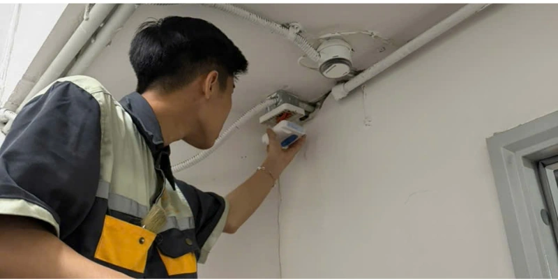 Nhân viên Đức Trọng Tech kiểm tra và vệ sinh thiết bị báo cháy 